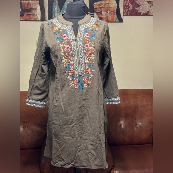 EMERY ROSE Dresses & Skirts - NWT EMERY ROSE PINK AND BLUE EMBROIDERY OLIVE GREEN COLOR DRESS SIZE M